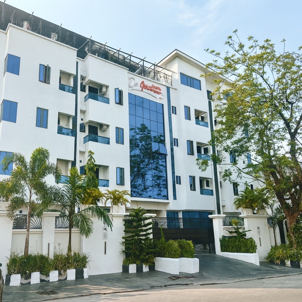 Experience Comfort and Elegance at De Grand Hotel & Rooftop